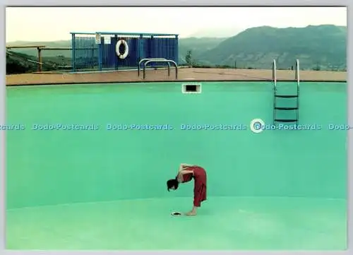 D301768 Frau steht in einem leeren Pool Bumerang Lottie Davies