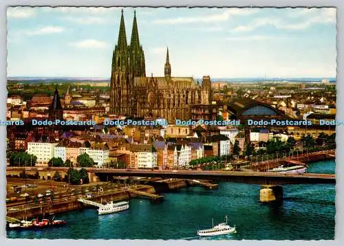 D311042 Köln am Rhein Blick auf die Altstadt mit Dom und Deutzer Brücke