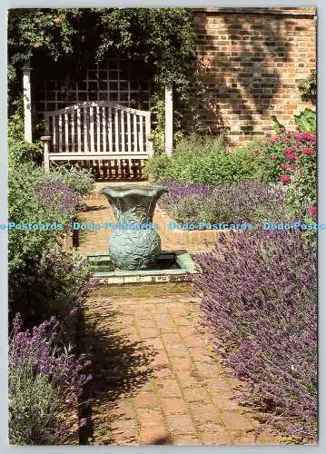D305403 Kräutergarten Detail Laube und Brunnen Geffrye Museum English Domesti