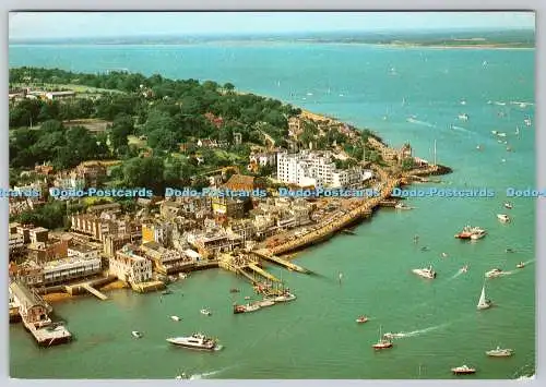 D308871 Cowes Waterfront zeigt Parade Yacht Clubs und Royal Yacht Squadron Bek