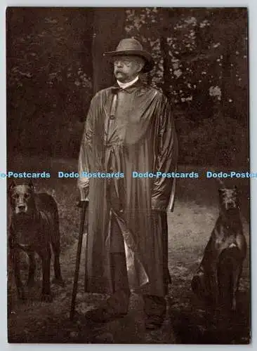 D305574 Furst Bismarck mit seinen beiden Hunden Friedrichsruh b Hamburg Gisa Gli