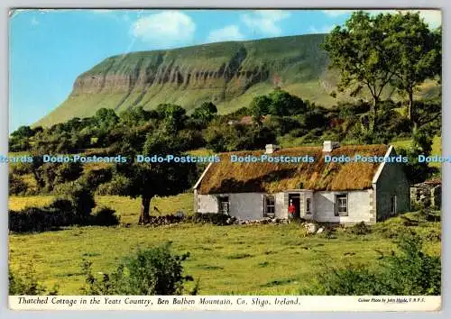 D311621 Irland Reetdachhaus im Yeats Country Ben Bulben Mountain Co Sli