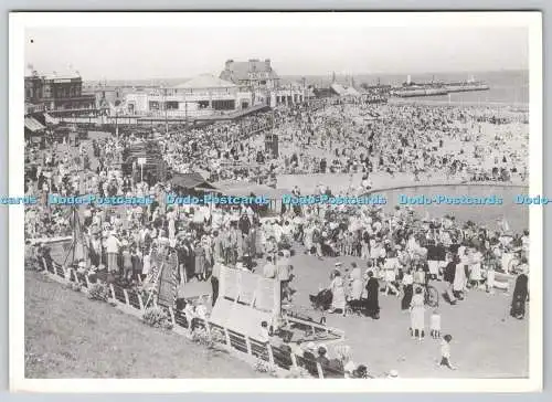 D311759 Eine sehr überfüllte Strandpromenade von Gorleston im Hintergrund das Pier Hotel The F