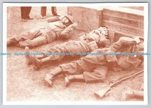D311867 Die Hauswache während der Gasmaskenbohrung Gedenkpost Herald D Day