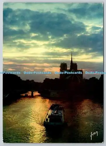 D306305 Paris Coucher de soleil sur Notre Dame Couleurs et Lumiere de France D A