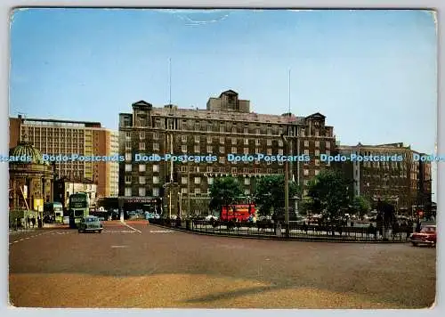D312142 Leeds. Stadtplatz. Lilywhite
