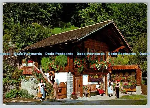 D316976 Alter Speicher im Berner Oberland mit Trachtengruppe. H. Steinhauer. Int