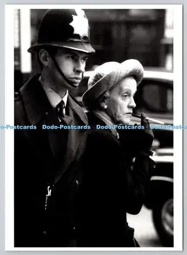 D322255 Jean Rey. La Lady et le Bobby. London 1965. News Productions. Baulmes
