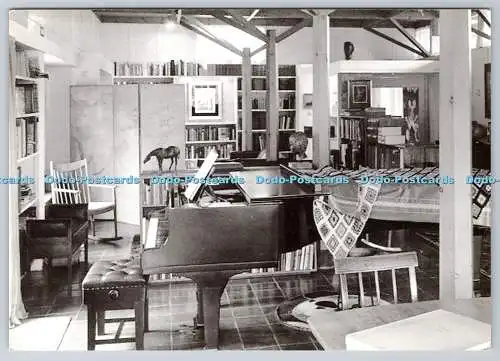 D314204 Das Rote Haus. Benjamin Brittens Klavier in der Bibliothek. Nigel Luckhurst.