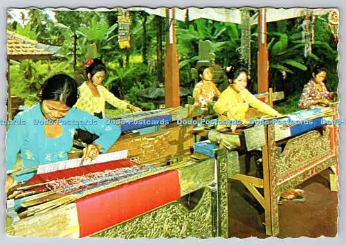 D314274 Indonesien. Bali. Balinesische Mädchen auf Handwebmaschinen. Postkarte