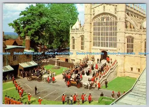 D313402 Windsor Castle. Berkshire. HM The Queen verlässt die St. Georges Chapel nach