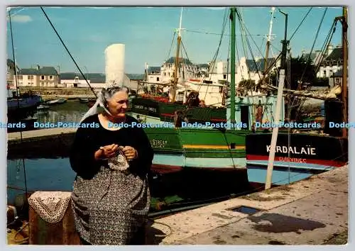 D313448 Sur le Port. Bigoudenne faisant de la dentelle au crochet. Belles Editio