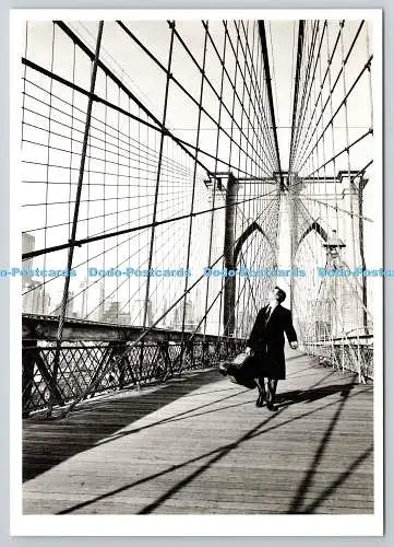 D322564 Robert Doisneau. Ballade pour Violoncelle. Maurice Baquet sur le pont de