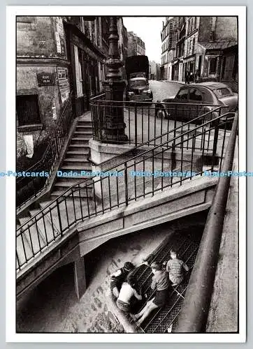 D322565 Willy Ronis. Les enfants de la rue Vilin. Paris 1959. Nouvelles Images S