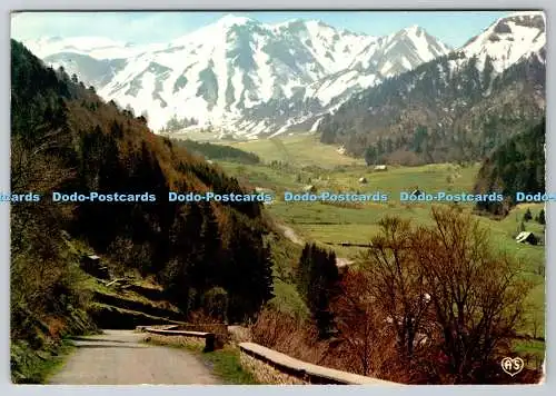 D314526 La vallee et le massif du Sancy enneige. L Auvergne Pittoresque. LYS. Cl