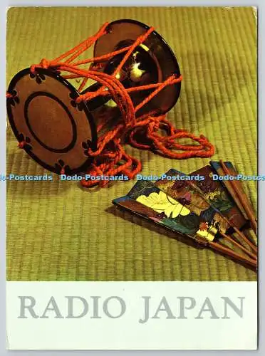 D322579 Radio Japan. Eine Tsuzumi japanische Handtrommel und ein Ventilator. Nippon Hoso Kyokai.