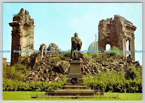 D313589 Dresden. Martin Luther Denkmal. Im Hintergrund die Ruiner der Frauenkirc