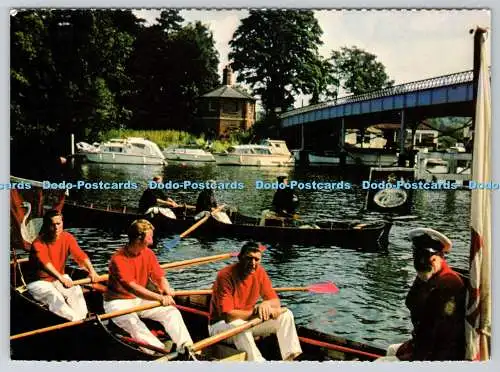 D319172 Schwanen-Upping an der Cookham Bridge. Berkshire Federation of Womens Institutes