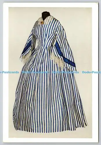 D322889 The London Museum. Reifrockkleid aus gestreiftem Taft. Gegeben von Lewis. V