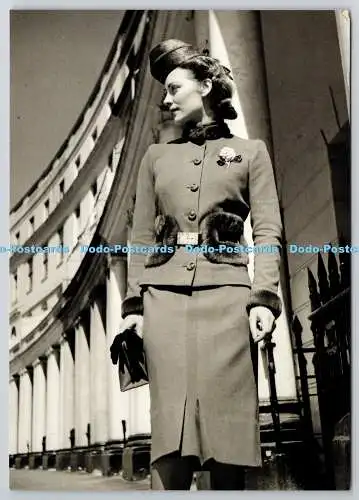D322967 Mode mittlerer Preis. London 1940. Fotograf Lee Miller Archives 2001