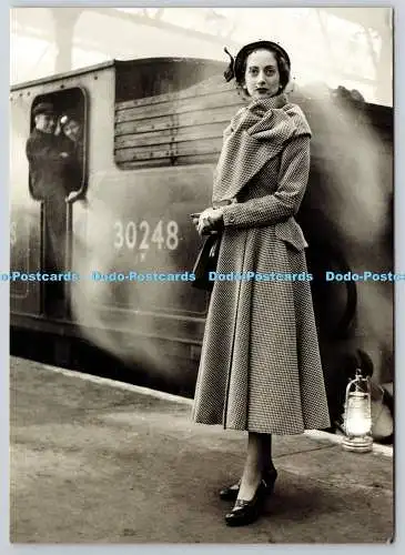 D322969 Mode für Reisen. London 1949. Fotograf Lee Miller Archives 2001.