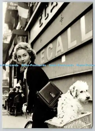 D322971 Verlässt den Friseursalon Pierre et Rene. Paris 1944. Fotograf
