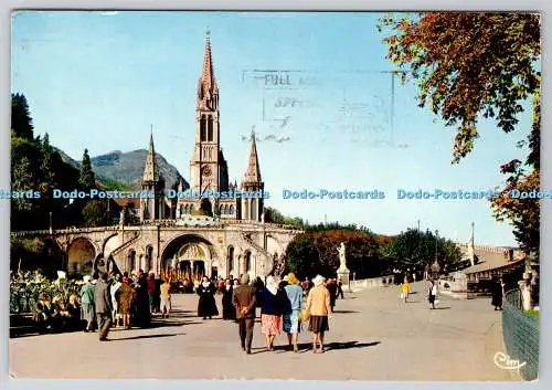 D314016 Hautes Pyrenees. Lourdes. Organisation der Prozession vor der Basilika. J.
