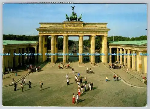 D314030 Deutschland. Berlin. Brandenburger Tor. Kunst und Bild. Schlemmer. 2006. Post