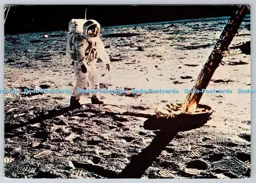 D323181 Apollo 11 Moon Walk. Astronaut Aldrin inspiziert das Fußpolster des Lun