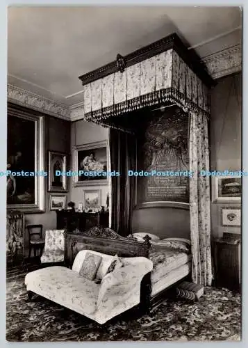 D319600 I.O.W. Osborne House. Schlafzimmer mit Queensize-Bett Victoria. Arbeitsministerium. Krone
