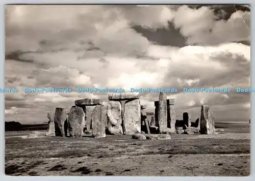 D319977 Wiltshire. Stonegate. Blick von Westen zeigt wieder aufgebaute Steine. Ministerium