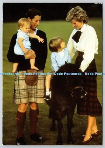 D318369 Balmoral. Prinz und Prinzessin von Wales mit Prinz William und Prinz He