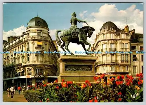D320036 Orleans. Loiret. Place du Martroi La Statue de Jeanne d Arc. Valoire. Le