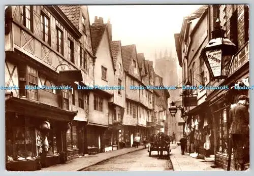 D320045 York. Petergate. Die große hängende Bürste befindet sich jetzt im Schlossmuseum. Im