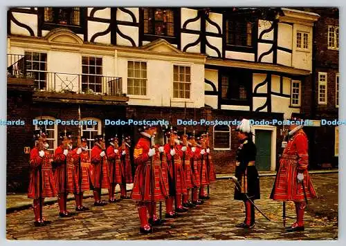 D315669 Tower of London. Yeoman Warders auf feierlicher Kirchenparade. Abteilung