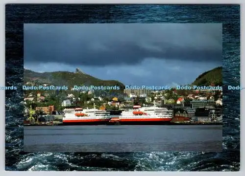 D315776 Norwegen. Coastal Express im Hafen von Harstad. ZUM FOTO ALS. HG Offset. P