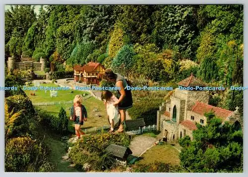 D315818 Beaconsfield. Bekonscot Model Village. Kirche St. Teresa und Grille f