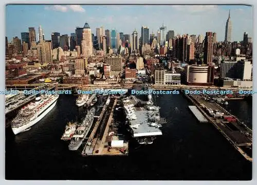 D320333 New York. Unerschrockenes Meer. Luft. Space Museum und Skyline von Manhattan. Jeff Pr