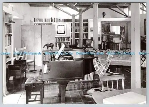 D315954 Das rote Haus. Benjamin Britten Klavier in der Bibliothek. Nigel Luckhurst. Ein Mus