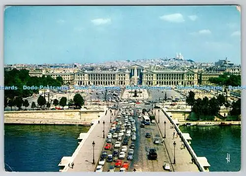 D320388 Paris. Frankreich. Place de la Concorde. Waage Hachette. Irvin Marton