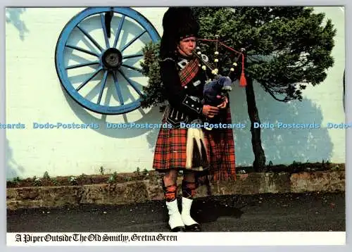 D315981 Gretna Green. Piper vor der alten Schmiede. Fotopräzision. St. Ives. C