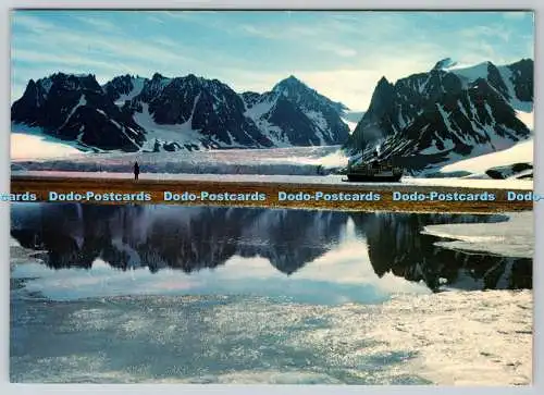 D316051 Spitzbergen. Das Dampfschiff Lyngen in der Magdalenabay. Herta Grondal. H.
