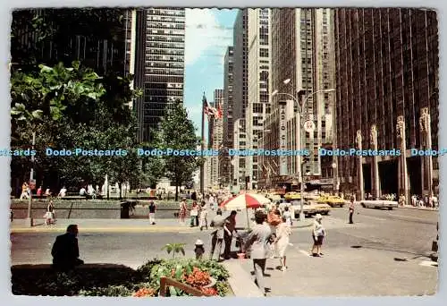 D320528 New York City. Exxon Plaza und Fountain auf der Westseite der Avenue of the Am