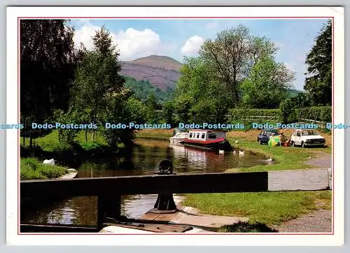 D319002 Der Brecon Abergavenny Kanal bei Llangynidr mit Cefn Cyff dahinter. J. Art