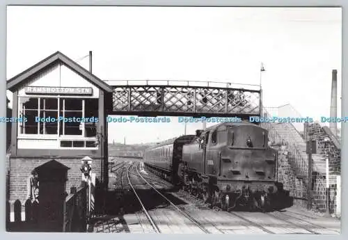 D320628 Nr. 80086. Mit einem Zug Richtung Süden, der in Ramsbottom ankommt. Joanes. Besen