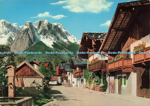 D231171 Garmisch Partenkirchen Fruhlingstraße mit Waxenstein und Zugspitze Dr G