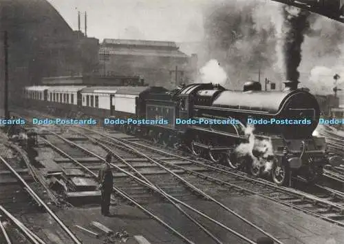 D231339 L N E R Klasse B3 4 6 0 Nr 6167 verlässt King Cross mit dem Harrogate Pull