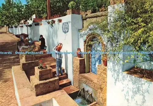 D232634 Algarve Alte trägt Wasser aus dem Brunnen Registado