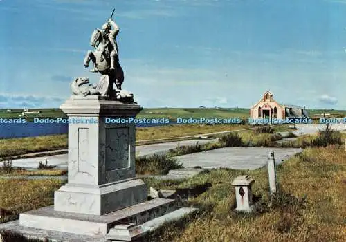 D233957 Orkney Lamm Holm Italienische Kapelle Denkmal des Heiligen Georg, der den Drachen tötet