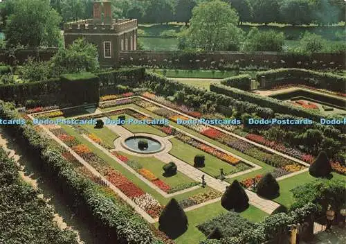 D234004 Middlesex Hampton Court Palace The Pond Garden and King William III Banq